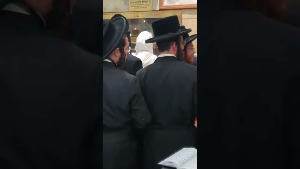הרה"צ רבי אלימלך בידרמן שליט"א באמירת נשמת היום במירון