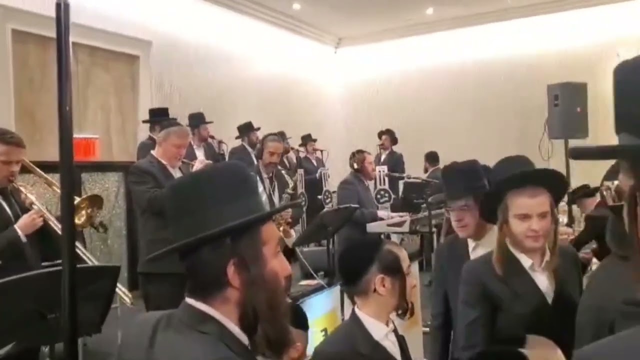 Avrumi Berko 🎹 Shea Berko 🎤 Shira Choir