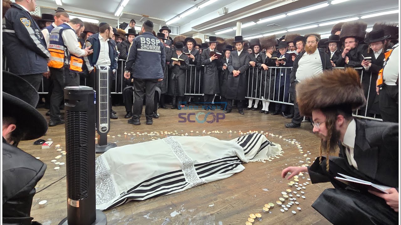 Mitah of Skulener Rebbe Zt”l Inside Skulen Shul in Bp Before The Levaya | המיטה של האדמו”ר מסקולען