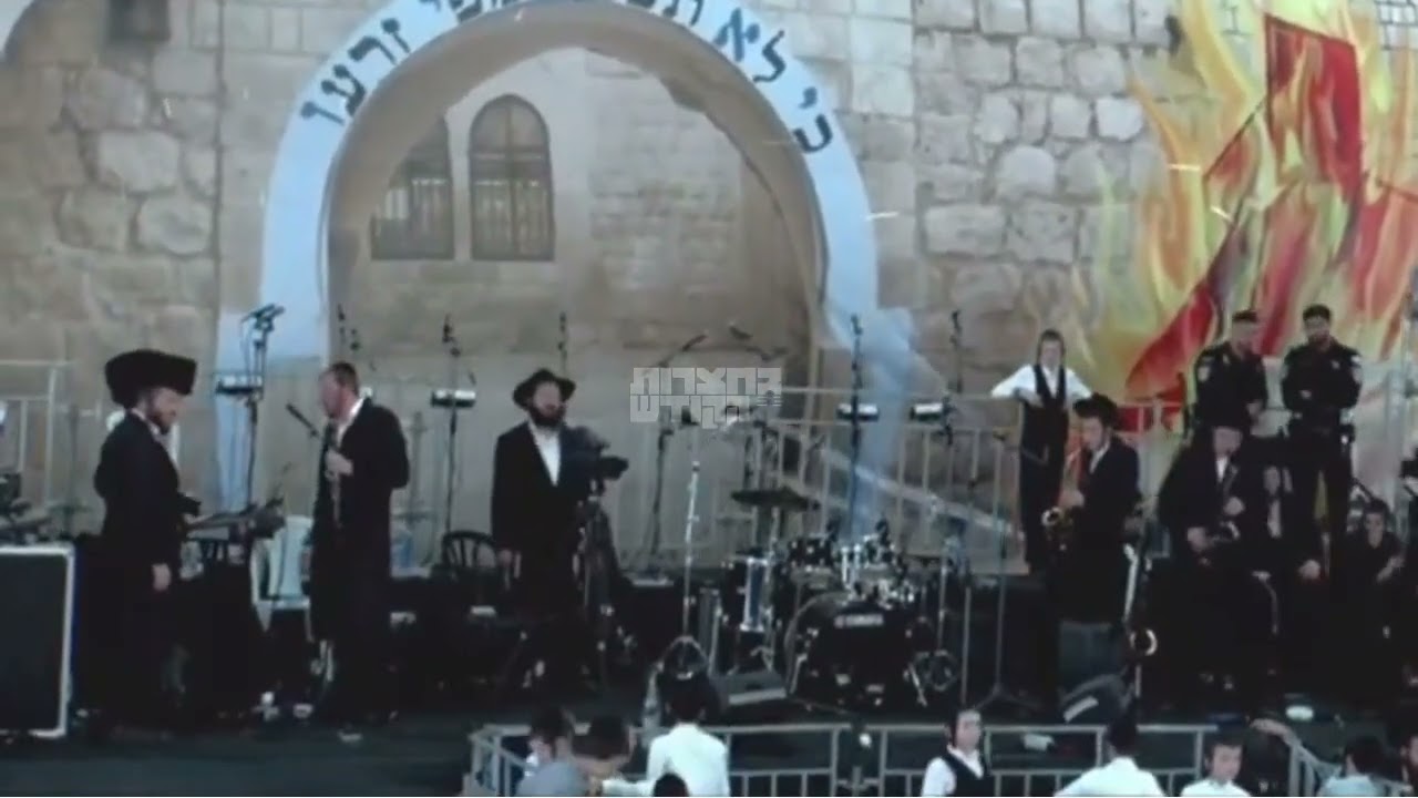 מעמד ההדלקה בחצר הקודש קארלין סטאלין במירון ל"ג בעומר תשפ"ה