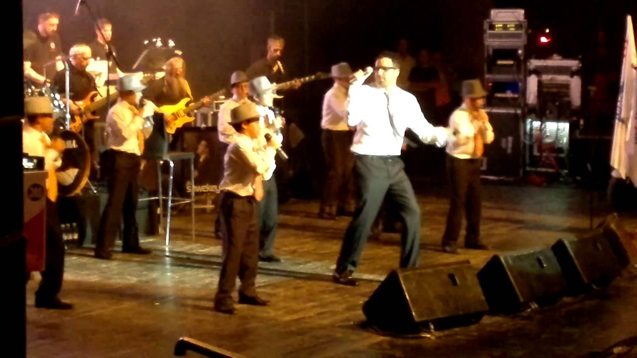 שוואקי   ושכנתי -  Shira Chadasha Boys' Choir with Yaakov Shwekey