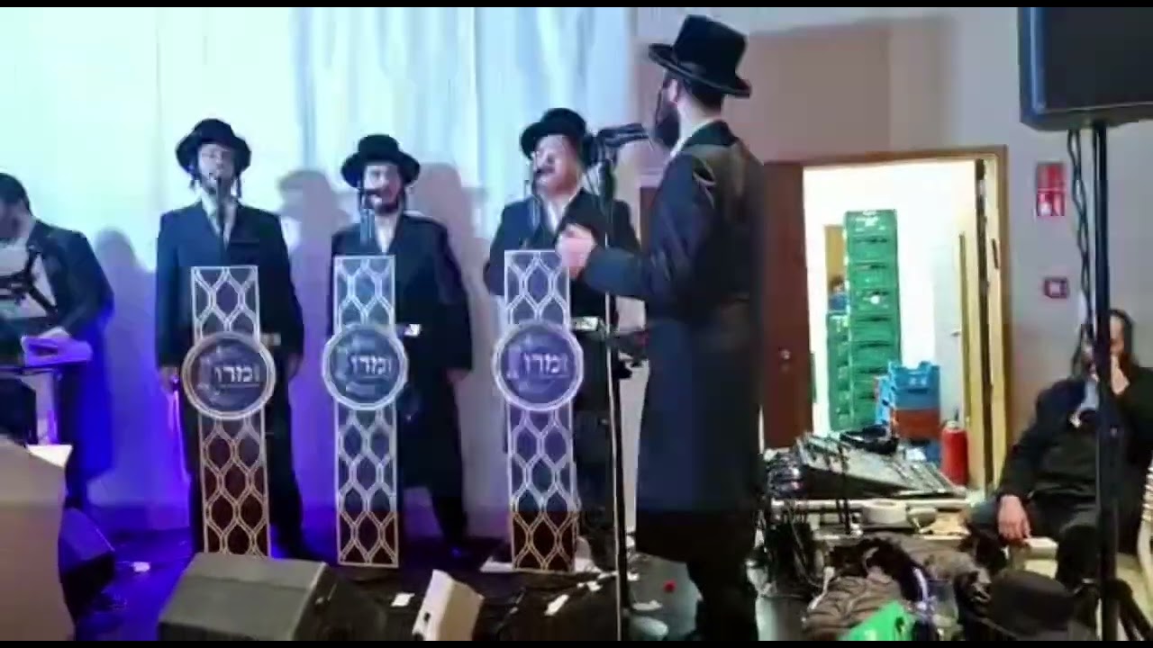הזמר בוכי גליק עם מקהלת זמרו והקלידן שימי שובאקס