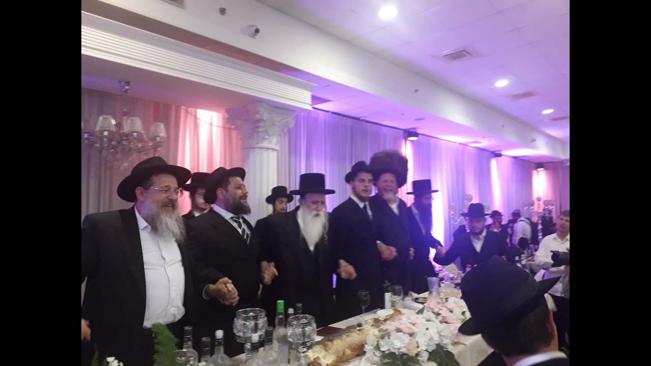 כ״ק אדמו״ר ממחנובקא שליט״א ביי די שמחת החתונה פון הרב וועבער שליט״א אין כפר חב״ד
