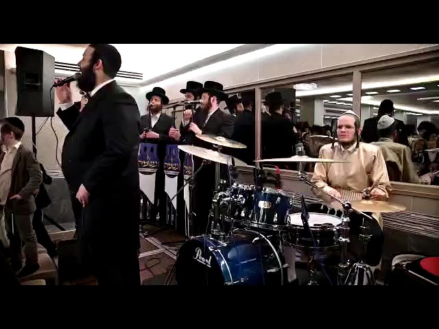 משה דוד ווייסמנדל | מקהלת נשמה עם המתופף יענקי רוזנפלד מקפיצים בחתונה ירושלמית