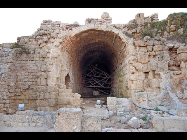 בכיר ברשות העתיקות: לעולם לא נהרוס בית כנסת • צפו בראיון המרתק