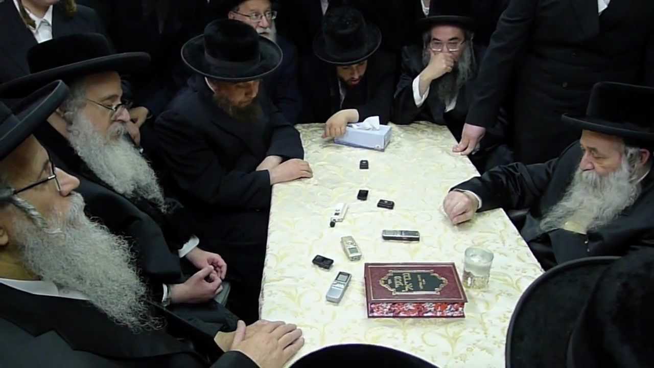 Admor Sanz Klausenburg, Admor M'Dinov nichum aveilim by Admor M'Chernobil