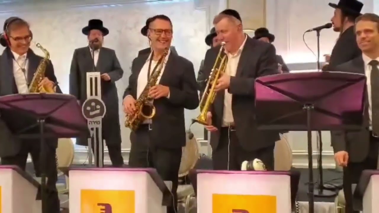 Avrumi Berko 🎹 Yidi Bialostozky 🎤 Shira Choir