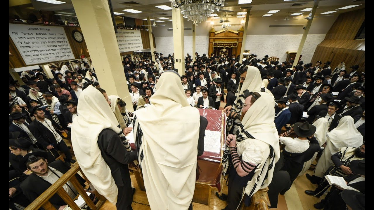 Chassidim Celebrate 770's Reopening