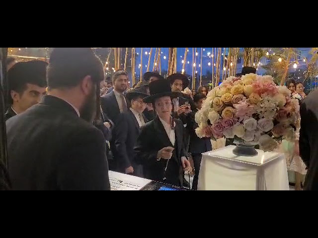 בחור הפלא בנציון קלצקין בחופה