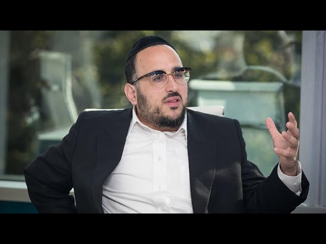 Lipa Schmeltzer In The Majdanek Camp | ליפא שמעלצר במחנה מיידנק