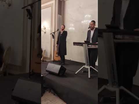 הזמר והקומזיצער דודי אייזנשטיין עם הקלידן יענקי לעווי