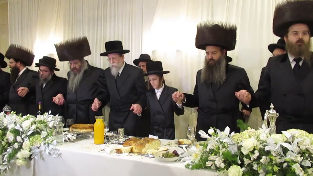 כ"ק אדמו"ר מסקולען ירושלים שליט"א אצל שמחת הבר מצוה בחצר סאדיגורה