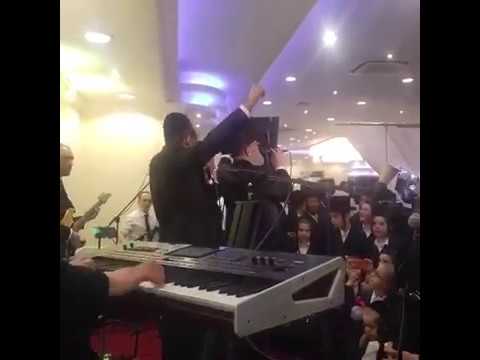 Michoel schnitzler singing at a recent wedding in London. With arele samet & shlome gertner! Enjoy!