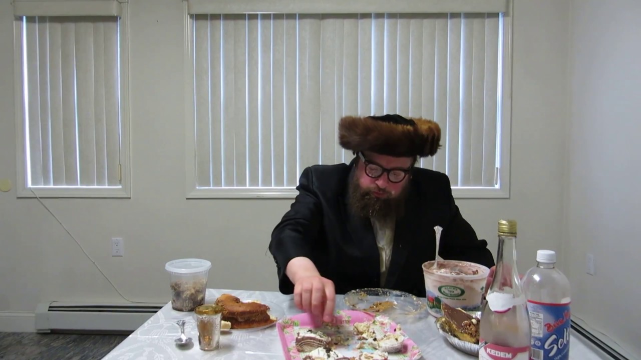מנשה מלקק לכבוד יו''ט ~ מנשה דער מילכיקער ~ Menashe milking icecream