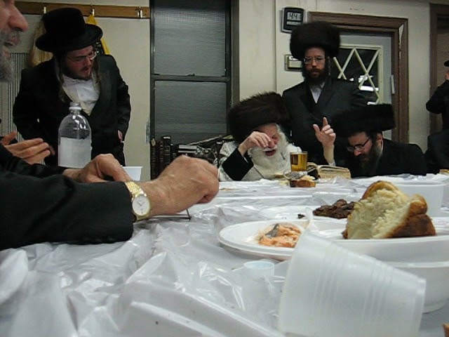 כ"ק אדמו"ר מסקולען זצ"ל אצל סעודת מלוה מלכה מוצאי שבת קודש רבע לחמש מזמר אתה השם לא תכלא רחמיך ממני
