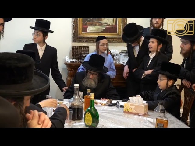 מעמד לחיים בבית כ"ק אדמו"ר מסקולען שליט"א לרגל שמחת הבר מצוה לבן אחד מחסידיו