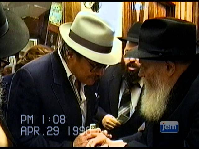 WATCH: When the Rebbe Tipped His Hat