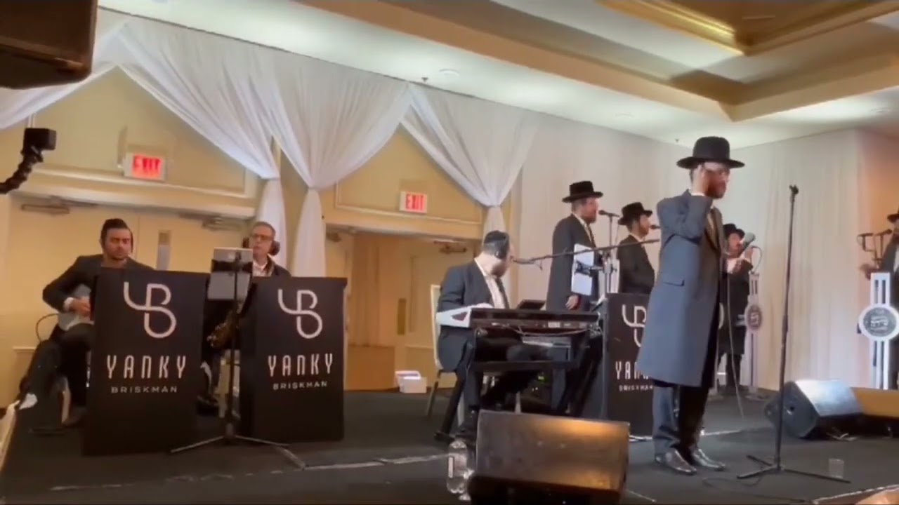 מנחם מושקוביץ עם מקהלת שירה ותזמורת של יענקי בריסקמן