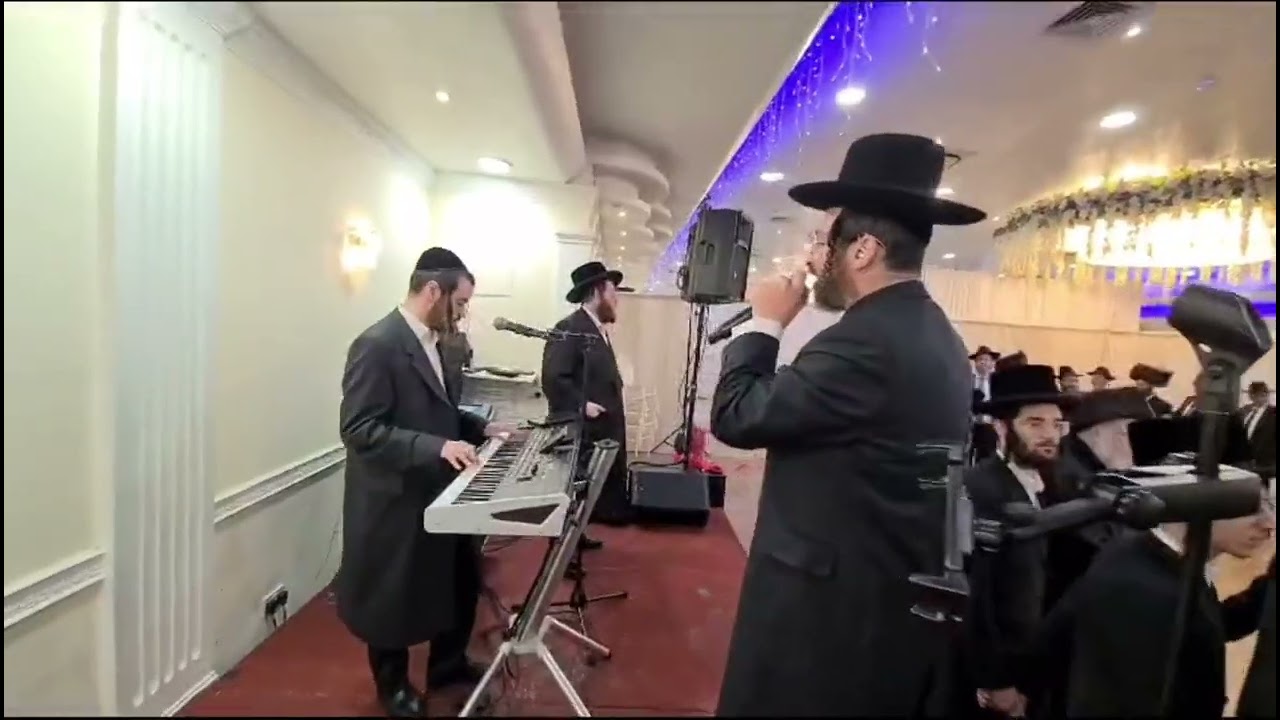 בוכי גליק עם הקלידן בני בראנדסורפר בחתונה מקפיצה