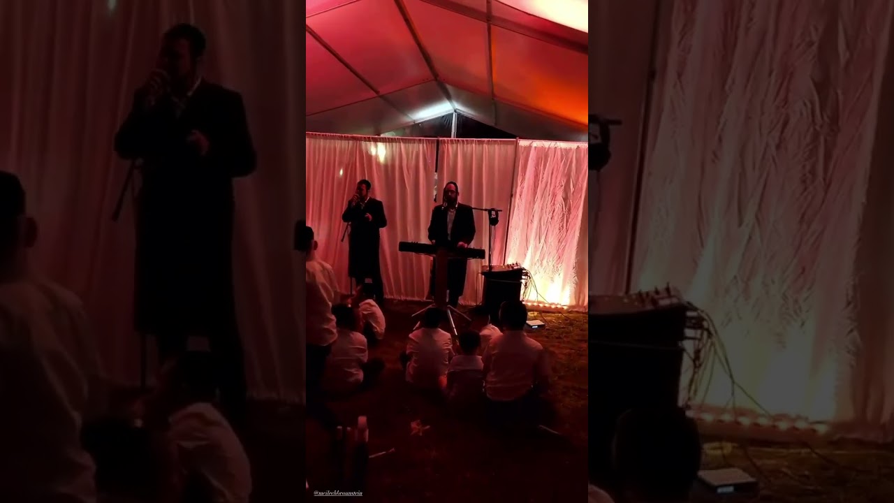 מיילך בראונשטיין עם הקלידן יענקי ליווי בהכנסת ספר תורה