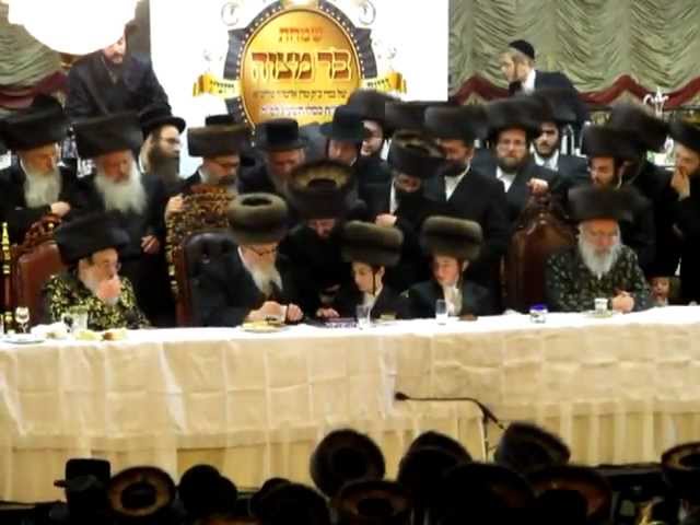 Viznitz Vien Bar Mitzva, Admor M'Viznitz singing Oida Hashem