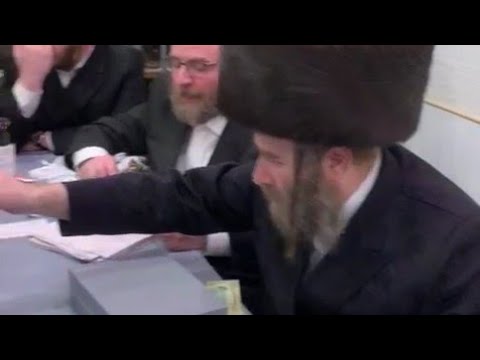 Lines Of Poeple Getting Money From Yiddy Mandel, On Purim 2021