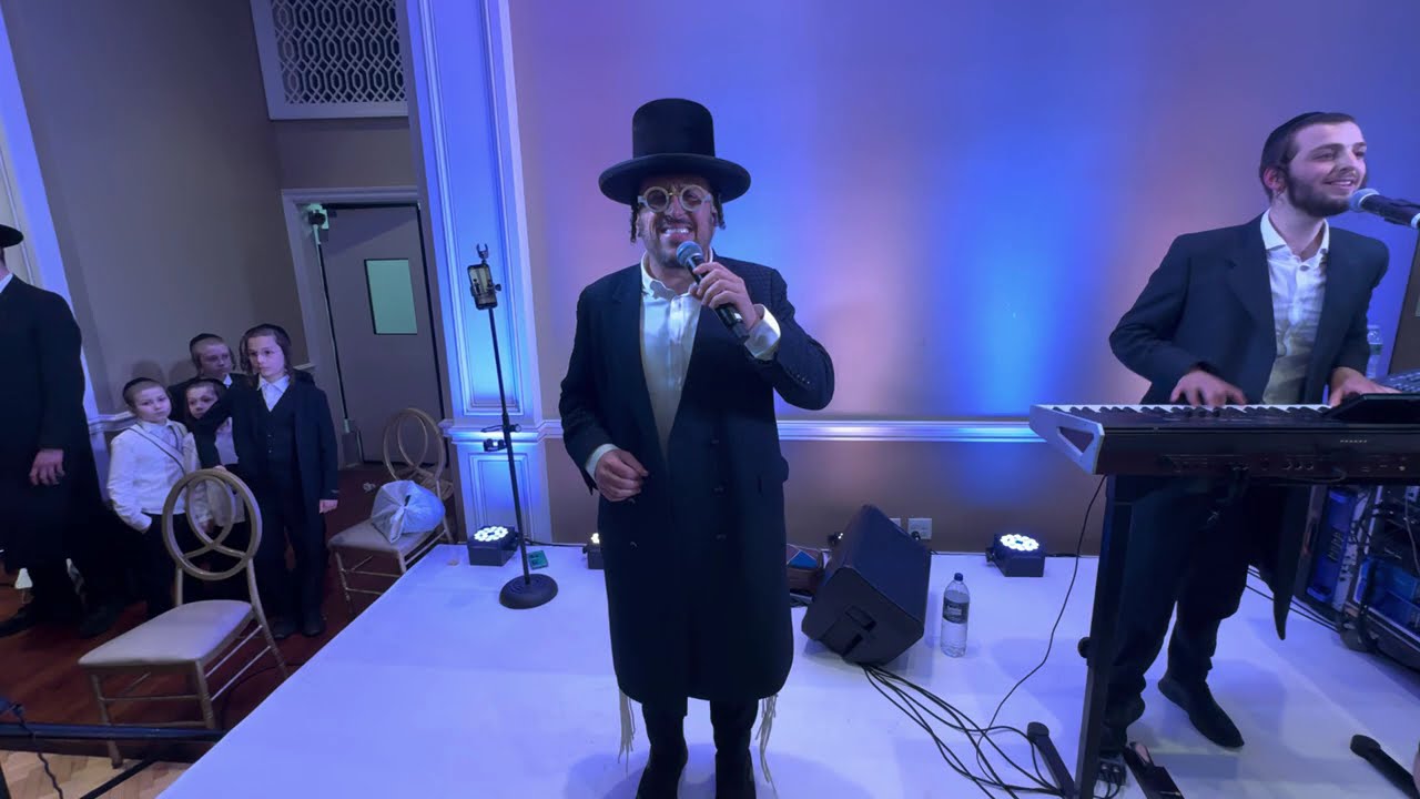 Shimmy Posen on the keys & Lipa Schmeltzer @ Stuhl &Hopstein