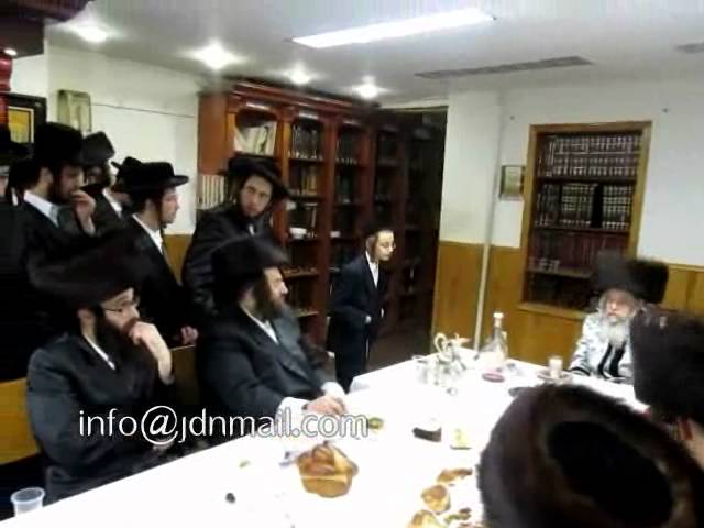 Kretchnif Siget Rebbe doing Kaporos and Motzei Yom Kippur Tish -5773