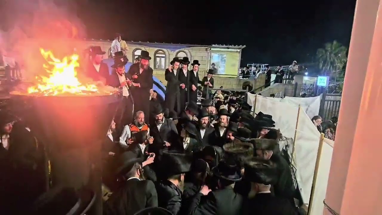 האדמור שליטא בריקוד על גג המערה