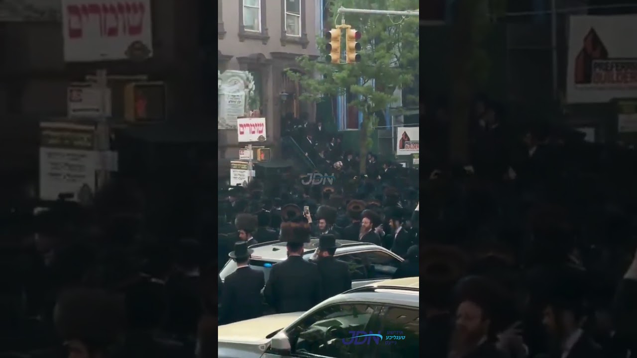 האדמו"ר מסאטמאר ארויסקומענדיג צום גרויסן תהלוכה לכבודה של תורה בחוצות העיר וויליאמסבורג