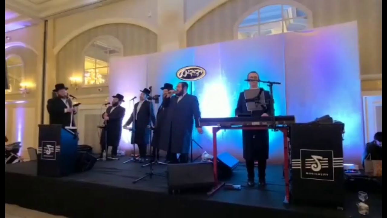 Chaim Blumenfeld, Yedidim and Yossi Shtendig At A Bar Mitzvah - חיים בלומענפלד עם מקהלת ידידים