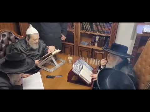 המשפיע הגה"צ רבי אלימלך בידרמן בלימוד בחברותא עם הגה"צ רבי יעקב מאיר שעכטער והאדמו"ר מפינסק קארלין