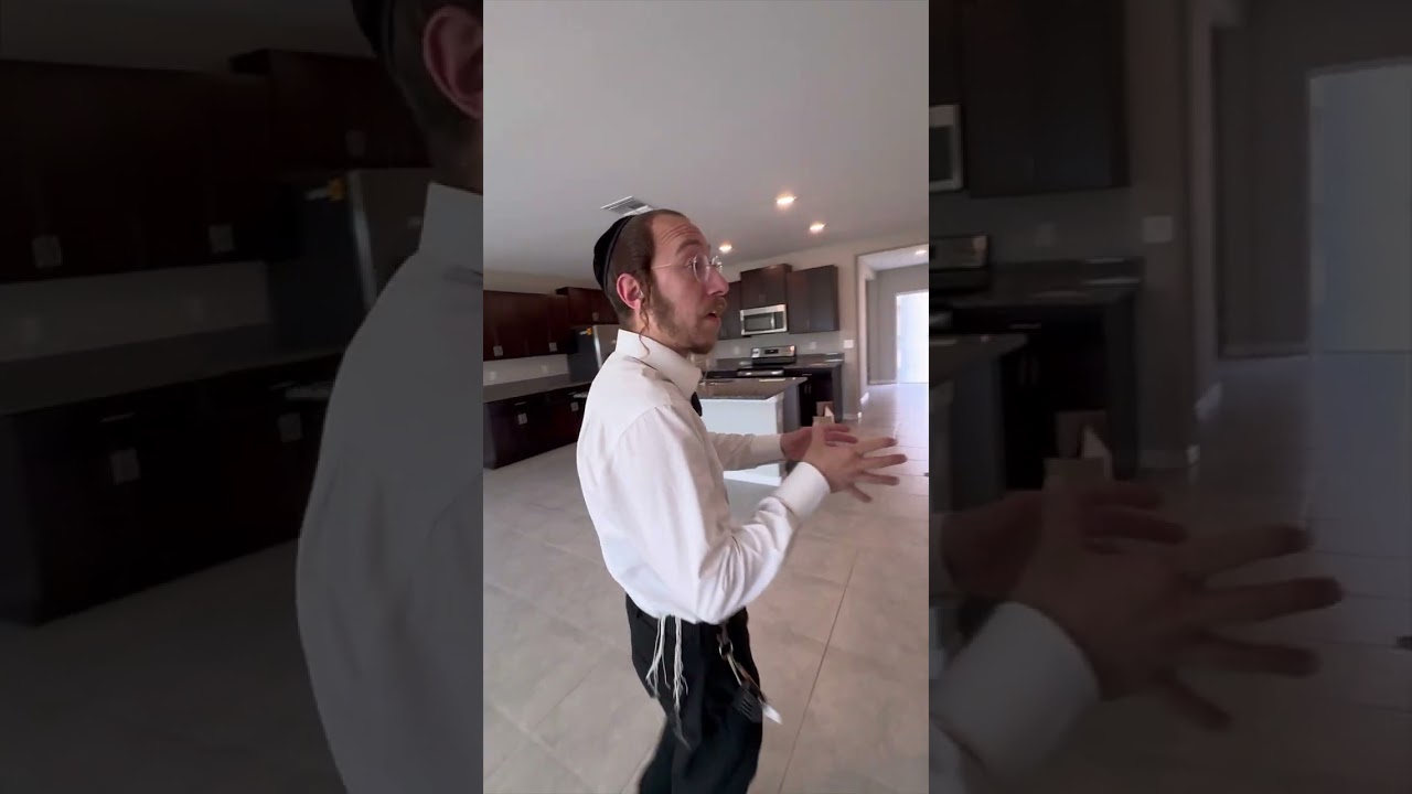 הערליכע הויז מיט א פּריוואטע פּול צים פארקויפן