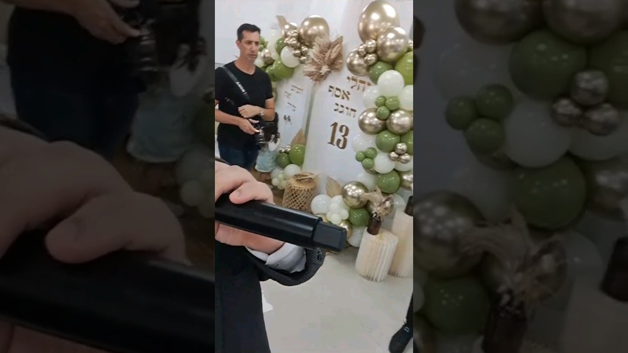 אביחי טפירו שר את השיר "כובשים את עזה" של דניאל סעדון