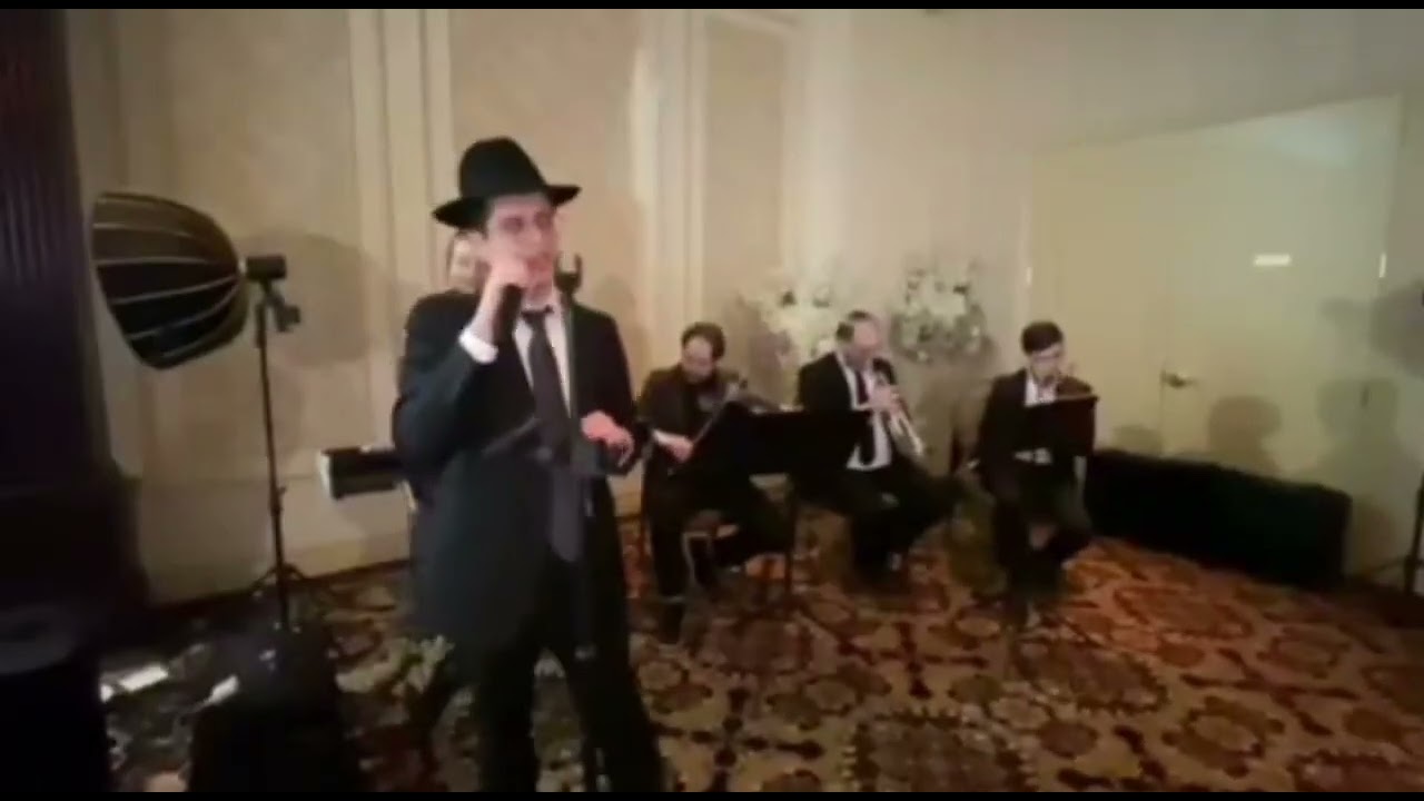 הזמר שמחה יעקובי עם הקלידן אברהם דוד לונגר