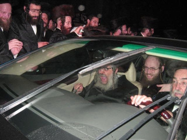 סאטמאר בני ברק ענטפערט פארן סאטמאר'ע ארויני רבי ער דארף נישט זיי בשדה אין א טענט