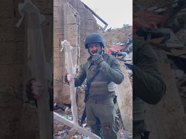 IDF Soldiers Erect Chabad Menorah in Gaza