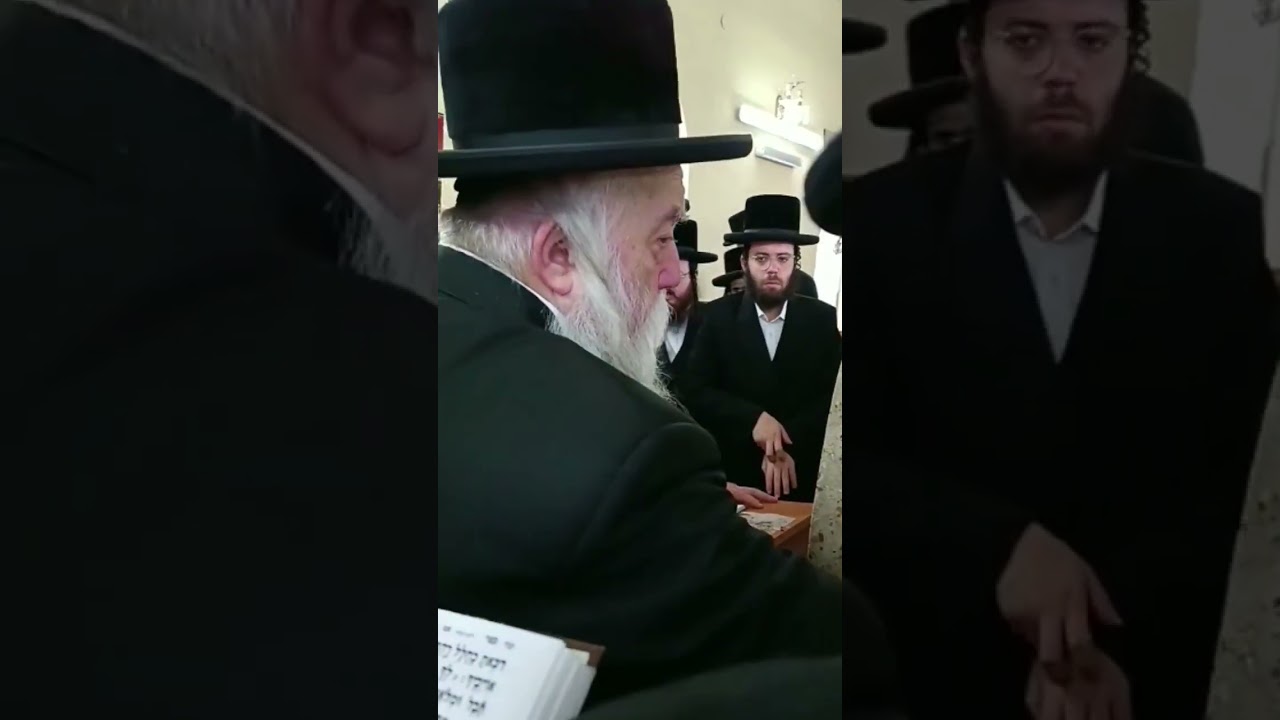 האדמו"ר מנדבורנה באמירת הקדיש בציון זקנו הרה"ק רבי מרדכיל'ה זצוק"ל בבישטנא
