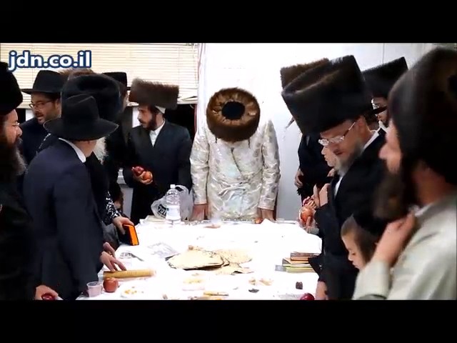 Shatz Drobitz Rebbe Neilas hachag Pesach 5777 With Apple Throwing