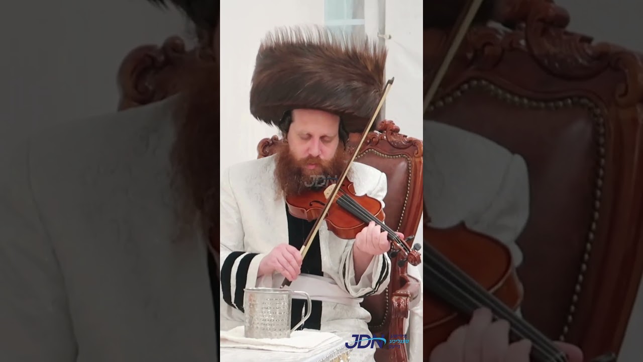 האדמו"ר ממיאלען ביי הדלקת נרות חנוכה