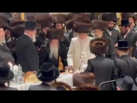 כ"ק אדמו"ר מסקולען וויליאמסבורג שליט"א אצל שמחת החתונה לנכד כ"ק אדמו"ר ממונקאטש שליט"א