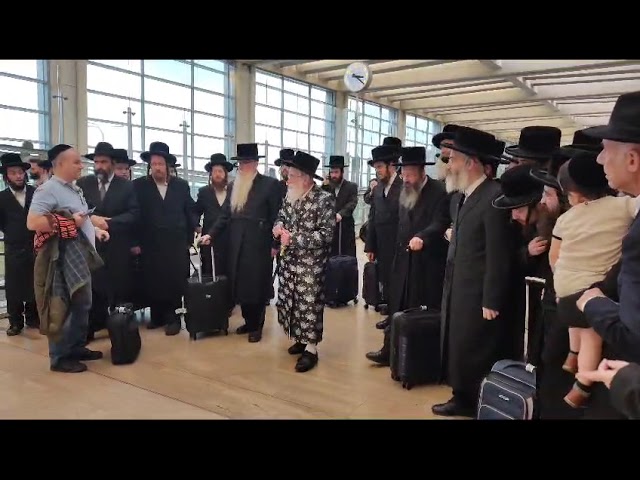 Viznitz Rebbe R' Mendel Blesses the Father Of A Soldier Serving In Gaza That He  Finish the Job!