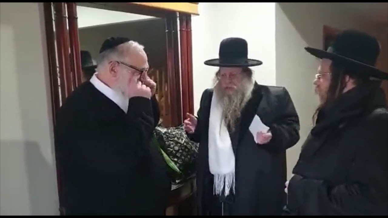 Kozmir Rebbe Visits Shulem Weiss After His Release From Prison