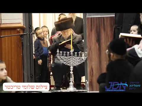 הדלקת נר א' דחנוכה בחצה"ק ביאלא