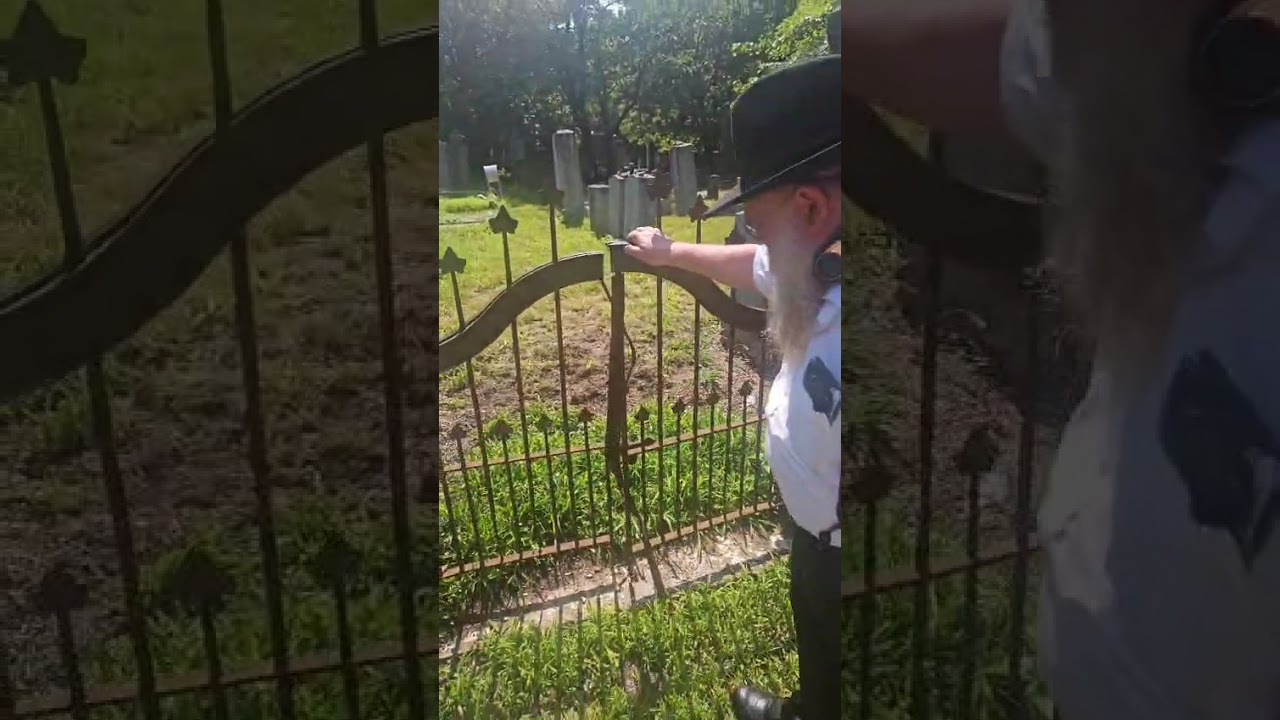 Chabad Staten Island Cemetery #18 - Gate & entrance to Achzas Olom Chabad section - RC Dalfin