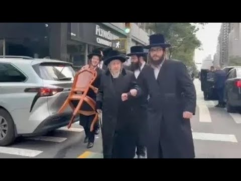 Skolya Rebbe arriving to the Anti-Zionist Protest in Manhattan | האדמו״ר מסקאליע בעצרת מחאה