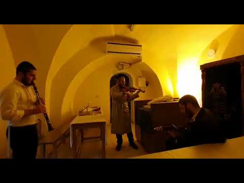 אברהם לייב ברנשטיין ותלמידיו בביצוע מוסיקלי בעיר העתיקה בירושלים