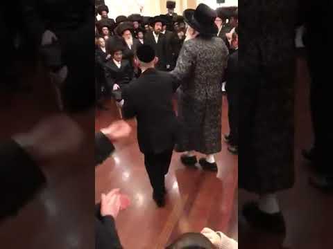כרחם אב על בנים- כ"ק אדמו"ר מבאבוב שליט"א איז זיך משתתף ביי א חתונה לאחד מחסידיו