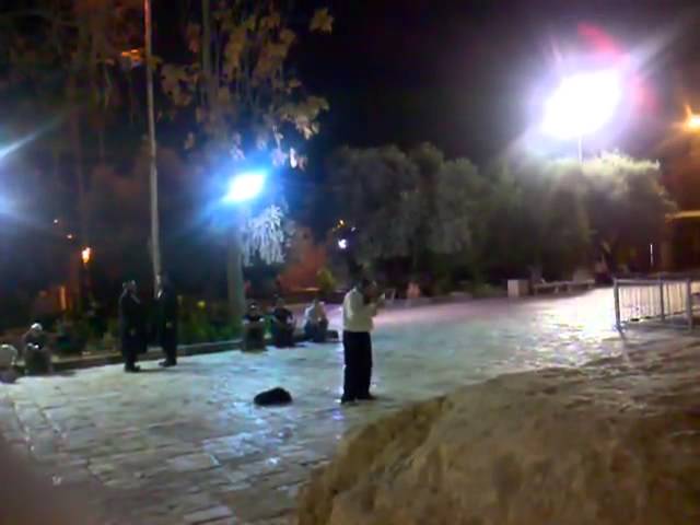 Rabbi Yakov Adas Saying Kinos Near The Mearas Hamachpela Tisha B'Av 5773
