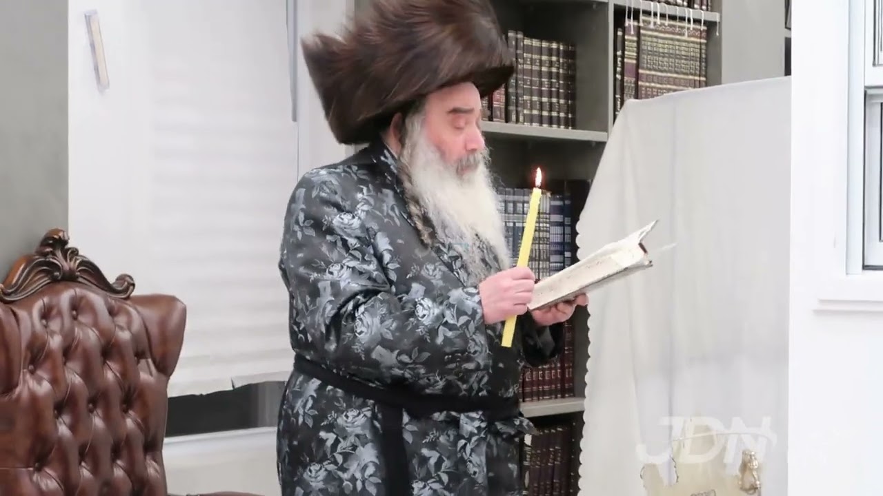 האדמו"ר מזידיטשויב ביי הדלקת נרות חנוכה